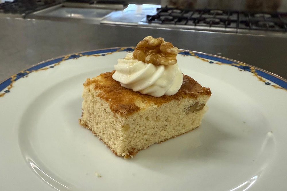 Bizcocho de miel de la alcarria y nueces con nata saborizada