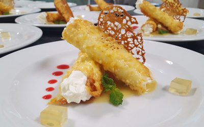 Canutillos de naranja rellenos de mousse de yogur, puré de manzana, gelatina de miel y crujiente de almendras