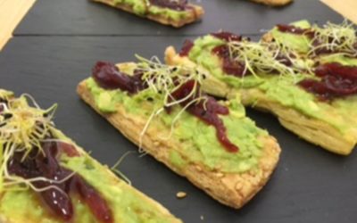 Tostas de aguacate y pimientos caramelizados en miel