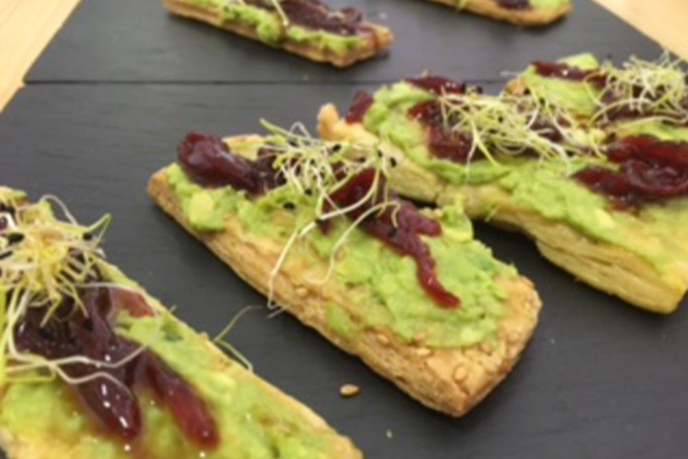 Tostas de aguacate y pimientos caramelizados en miel